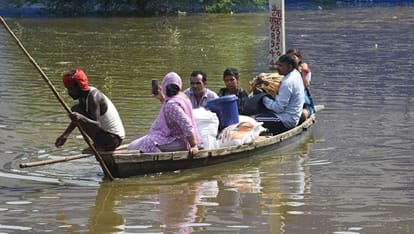 Lucknow: The Gomti River floods in a furious form, bringing life to a standstill in many areas; people are fig