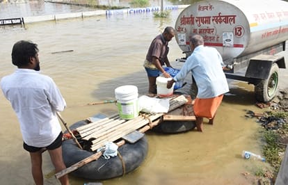 Lucknow: The Gomti River floods in a furious form, bringing life to a standstill in many areas; people are fig