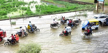 Lucknow: The Gomti River floods in a furious form, bringing life to a standstill in many areas; people are fig