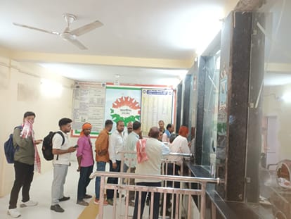  गौरीगंज रेलवे स्टेशन के टिकट काउंटर पर खड़े लोग। संवाद