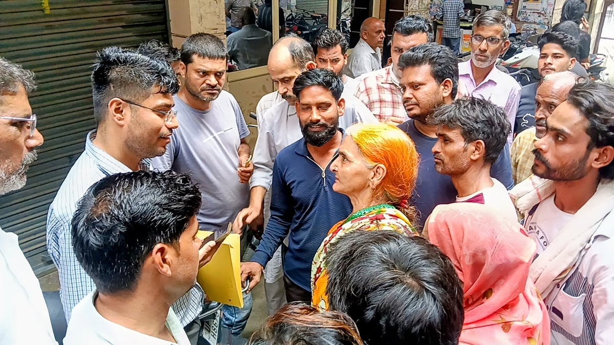 Meerut News: गैस एजेंसी के आफिस पर उपभोक्ताओं का हंगामा