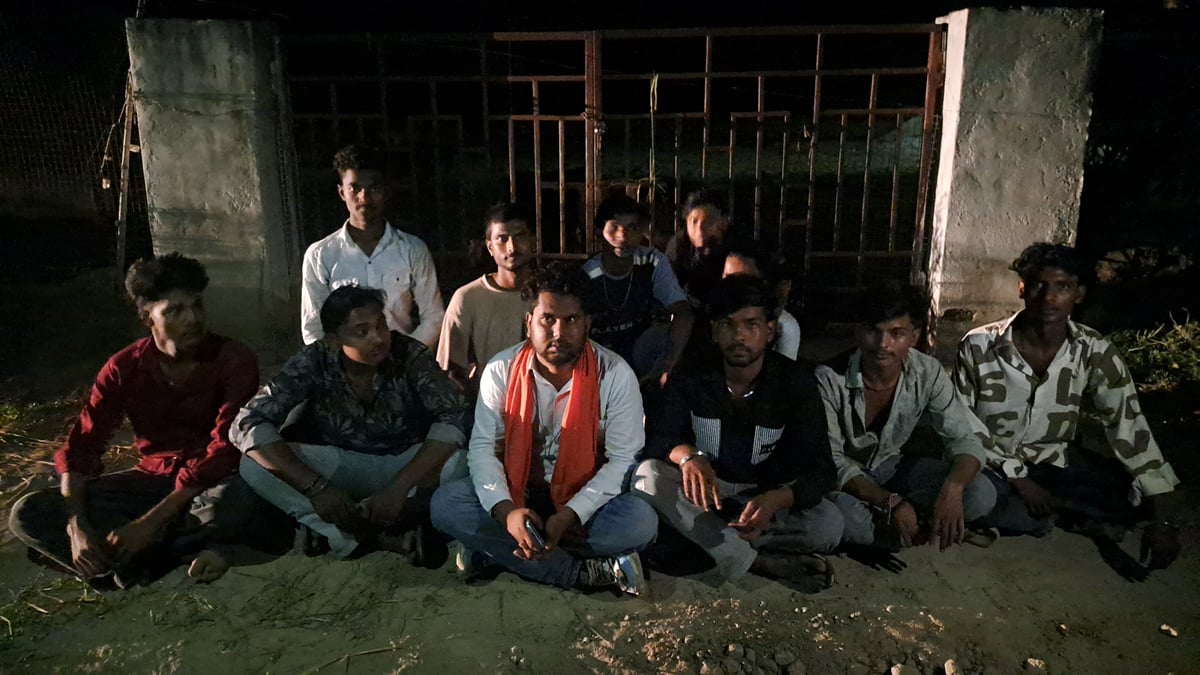 Mainpuri News: मृत गाय मिलने पर गो रक्षकों ने दिया धरना