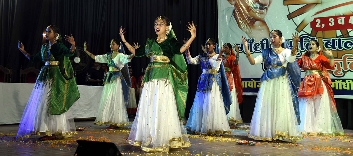 Lucknow News: धत्त तेरे की ने गुदगुदाया, सामाजिक सोच पर भी उठाए सवाल