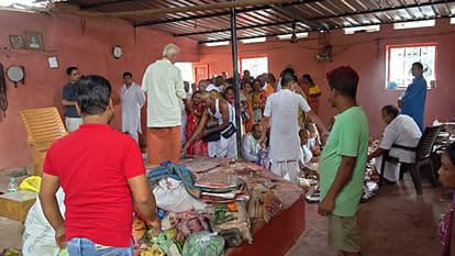 त्रिपिंडी श्राद्ध करते श्रद्धालु।