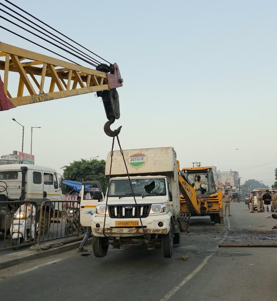 Hathras News: पशुओं के अवशेष से भरी लोडर डिवाइडर से टकराकर पलटी