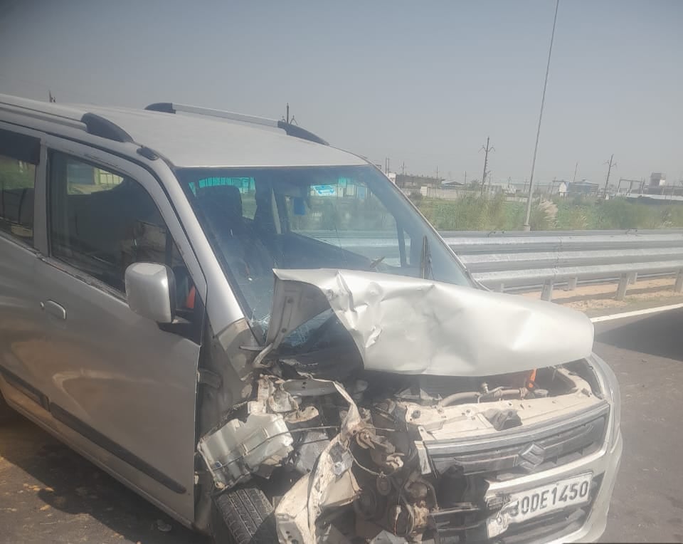Hathras News: गलत दिशा से आए मैक्स लोडर ने डॉक्टर की कार में मारी टक्कर