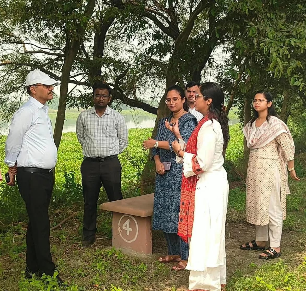 हैदरपुर वेटलैंड में जलकुंभी से बनेगी टोकरी बैग और पर्स : डीएम