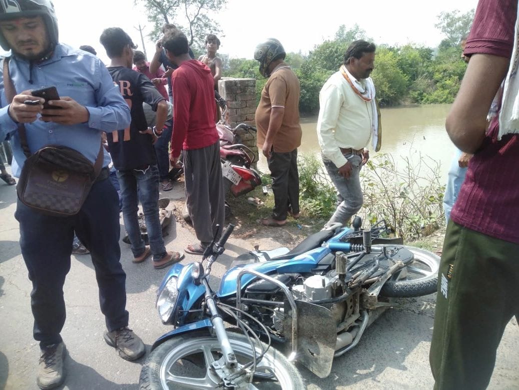 हादसे के बाद नहर पुल के पास पड़ी बाइक।