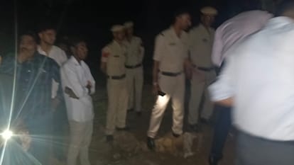 हादसे में मां बेटी और जांच करते पुलिस अधिकारी। संवाद।