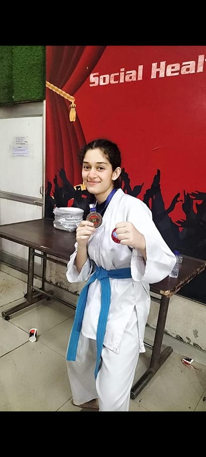 इशानी ठाकुर, करियर अकादमी सीनियर सेकेंडरी स्कूल की छात्रा