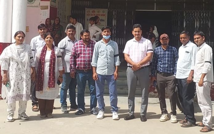 Budaun News: काली पट्टी बांधकर एनएचएम कर्मचारियों ने जताया विरोध