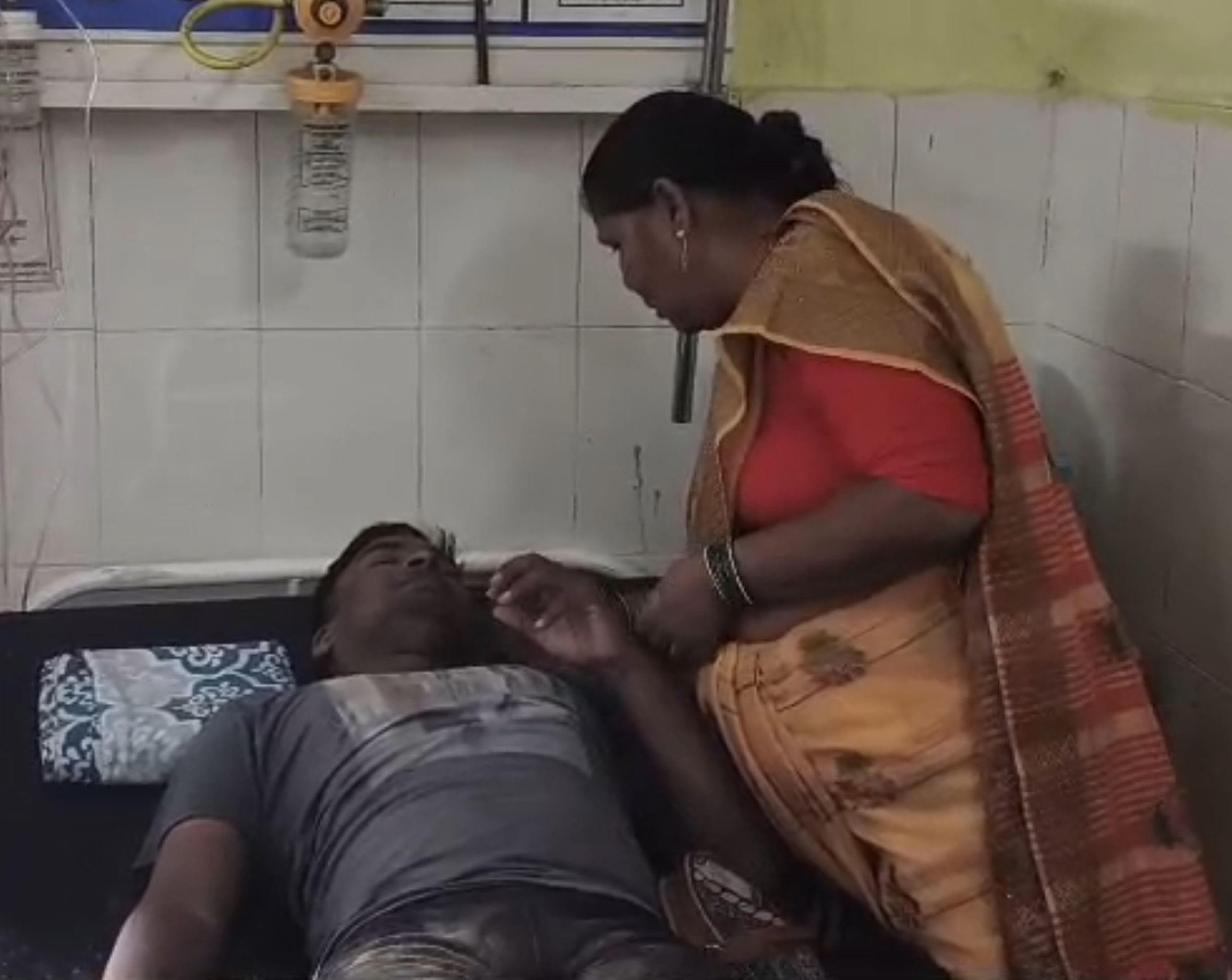 जिला अस्पताल के इमरजेंसी वार्ड में पुलिस भर्ती में बीमार हुए युवक का होता इलाज।