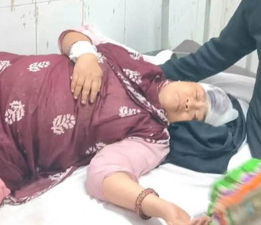 जिला अस्पताल में भर्ती घायल अफसाना व मृतक सानिया व मन्नान।