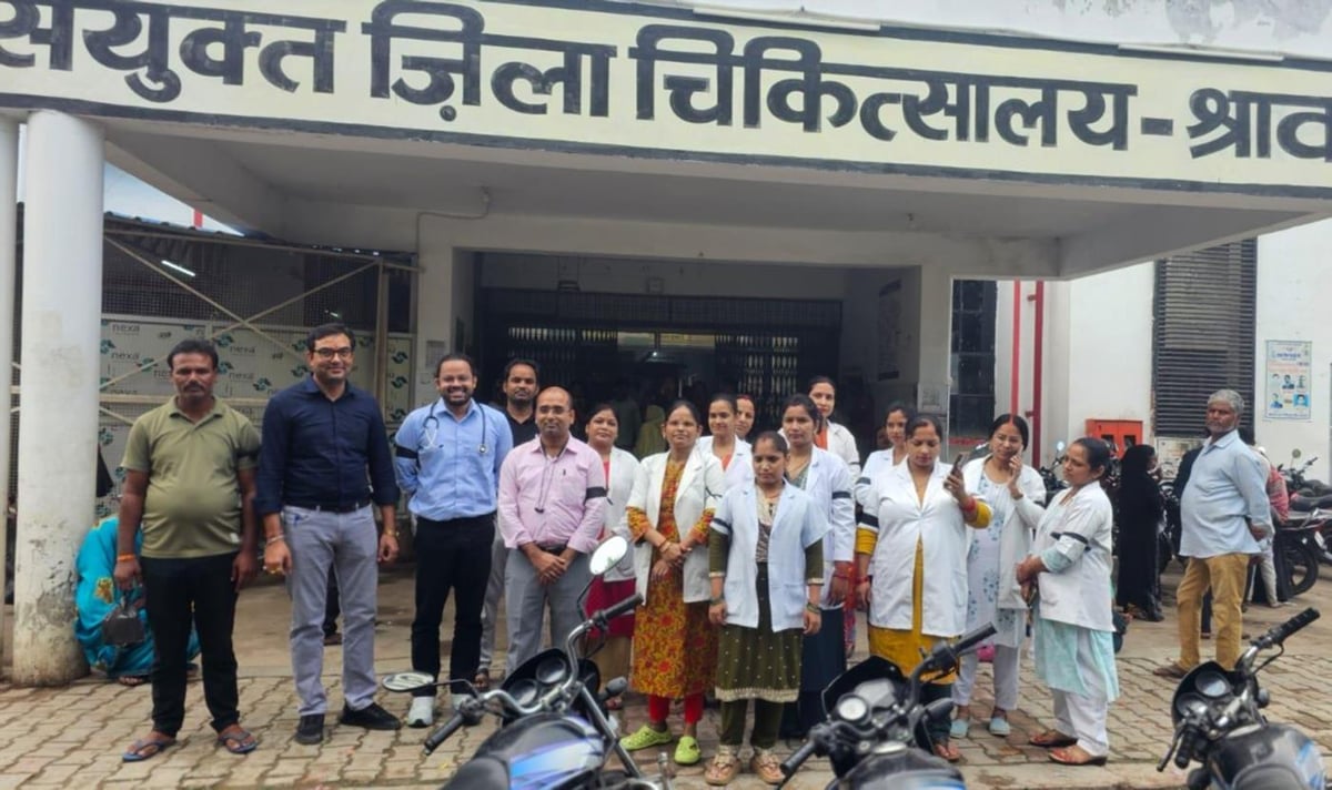 Shravasti News: काली पट्टी बांध एनएचएम कर्मियों ने जताया विरोध