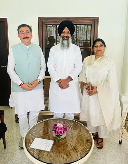 जसदीप सिंह गिल से मुलाकात करते हुए विधायक विपिन सिंह परमार व उनकी पत्नीस्त्रोत संगठन