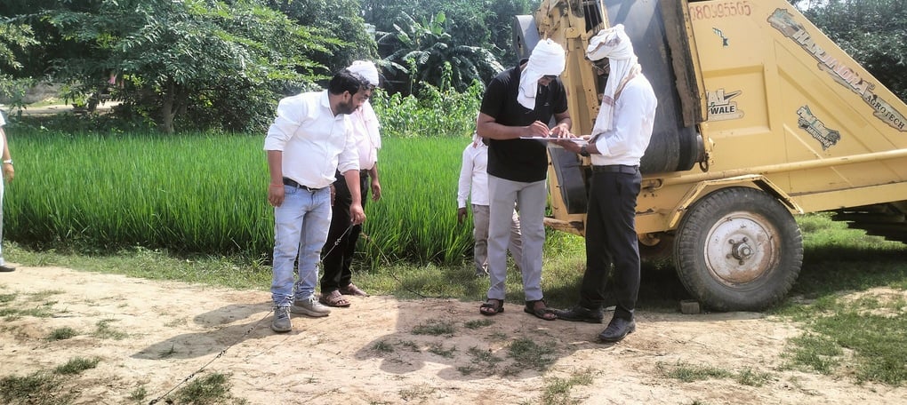 Deoria News: पोखरे की जमीन पर धान की फसल बोने की पुष्टि, जल्द हटेगा कब्जा