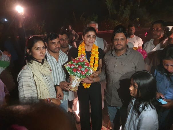 जोधकां गांव में सविता पूनिया का स्वागत करते ग्रामीण व परिजन। 