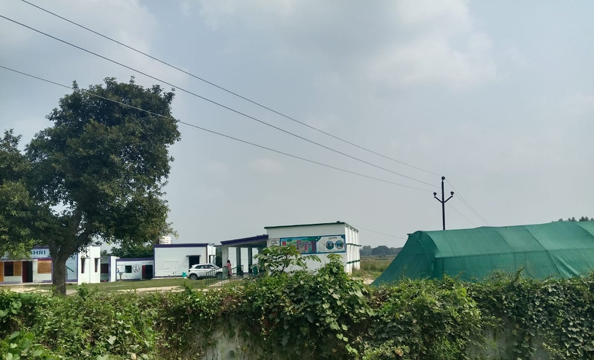 Ambedkar Nagar News: चूल्हे पर बन रहा भोजन, स्कूल से गुजर रहे तार