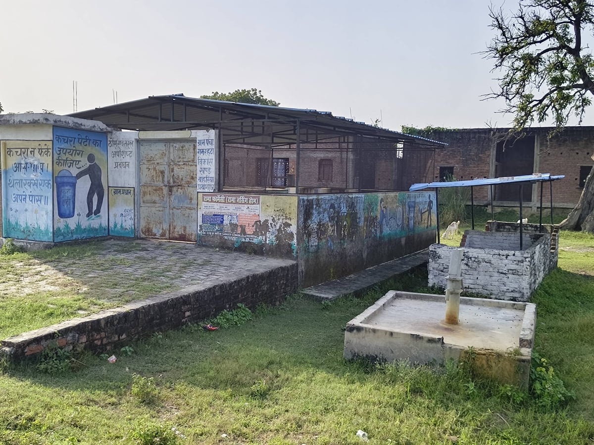 Prayagraj News: गांव में गंदगी, कूड़ाघर चकाचक
