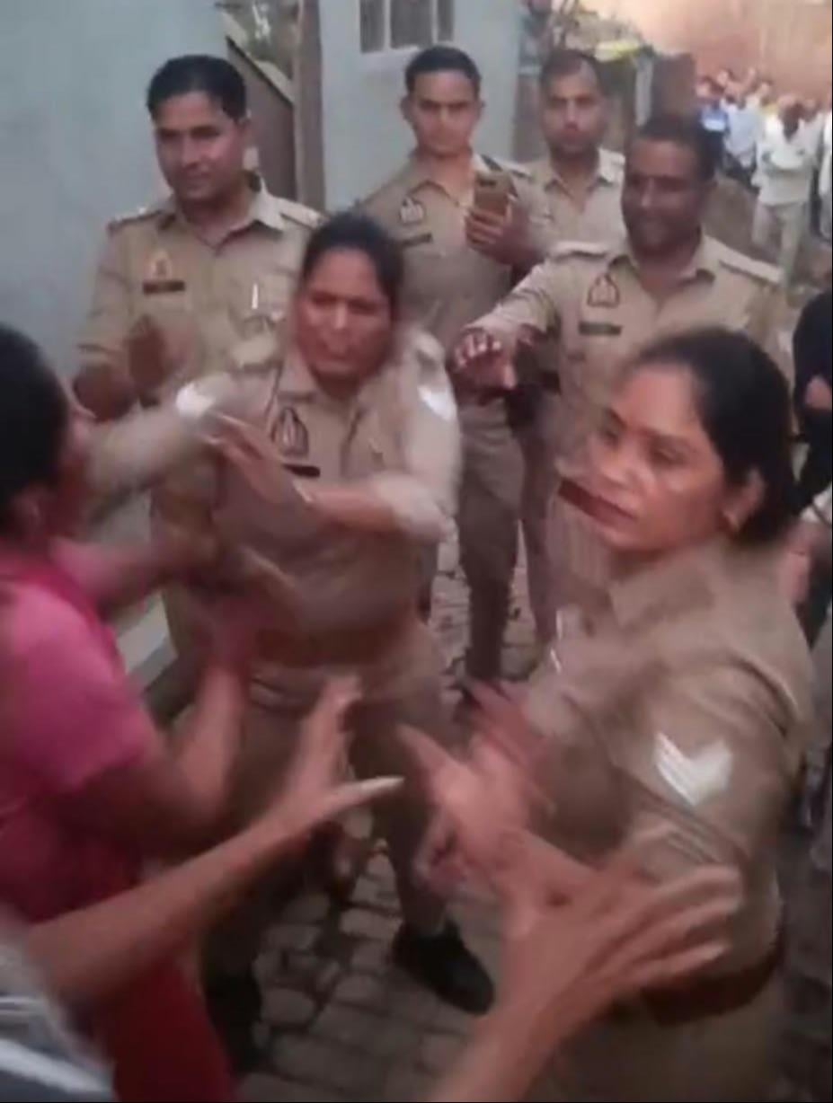 Shamli News: प्लाॅट के विवाद में महिला सिपाही ने पुलिस टीम के साथ की धक्का मुक्की