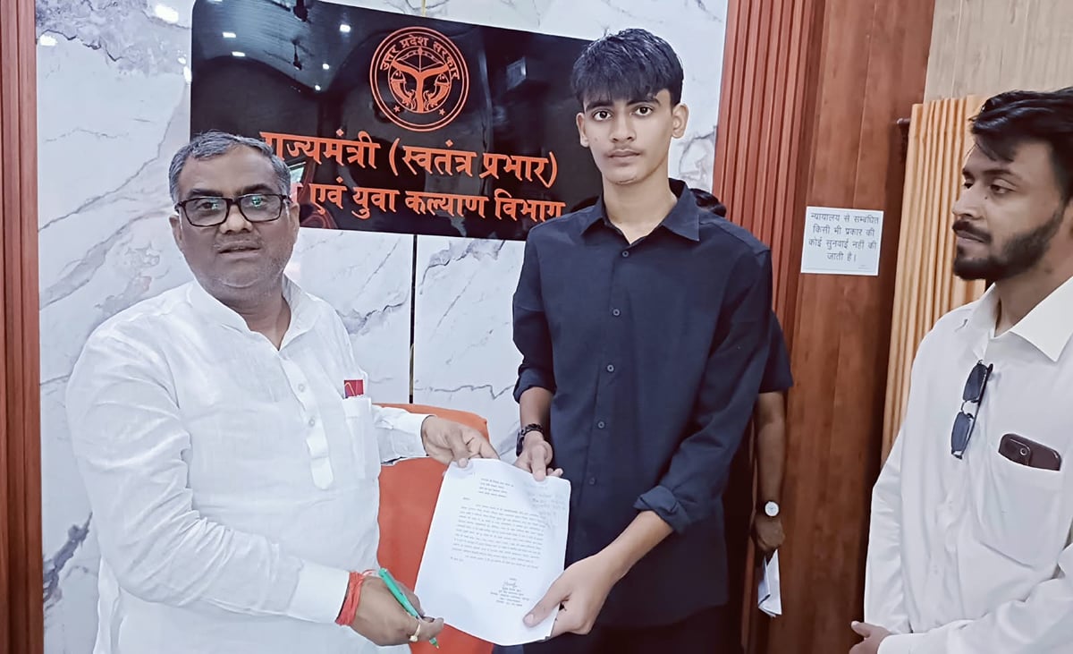 Jaunpur News: जोनल क्रिकेट टूर्नामेंट में धांधली का आरोप, खिलाड़ियों ने खेल मंत्री को सौंपा ज्ञापन