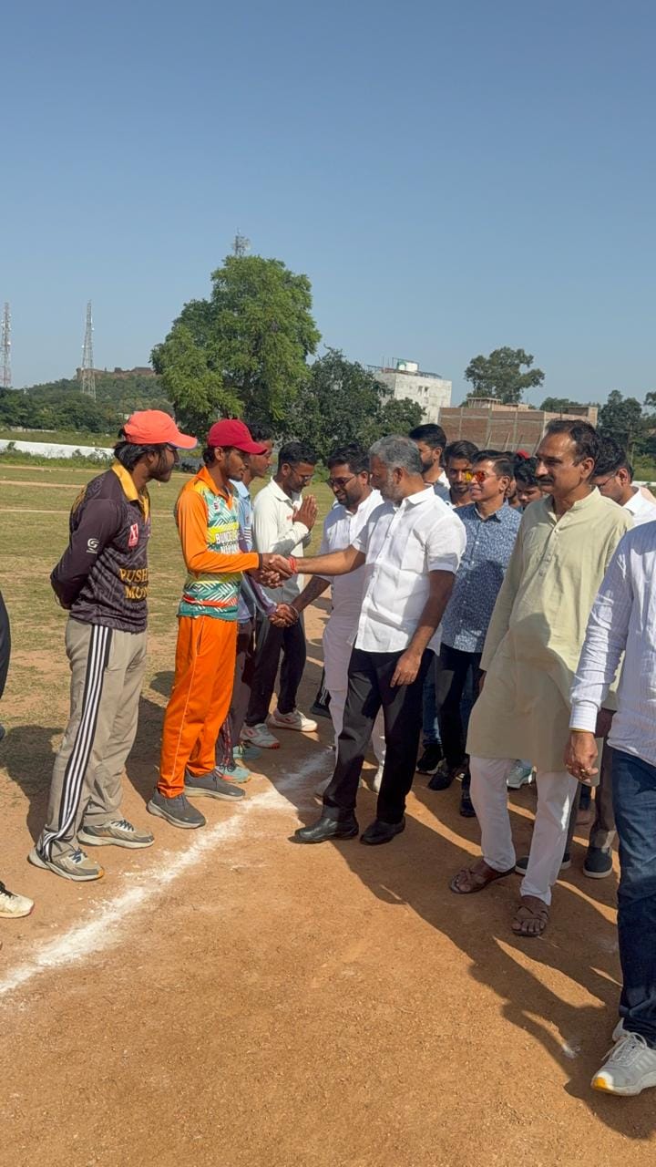 खिलाड़ियों से परिचय करते मुख्य अतिथि