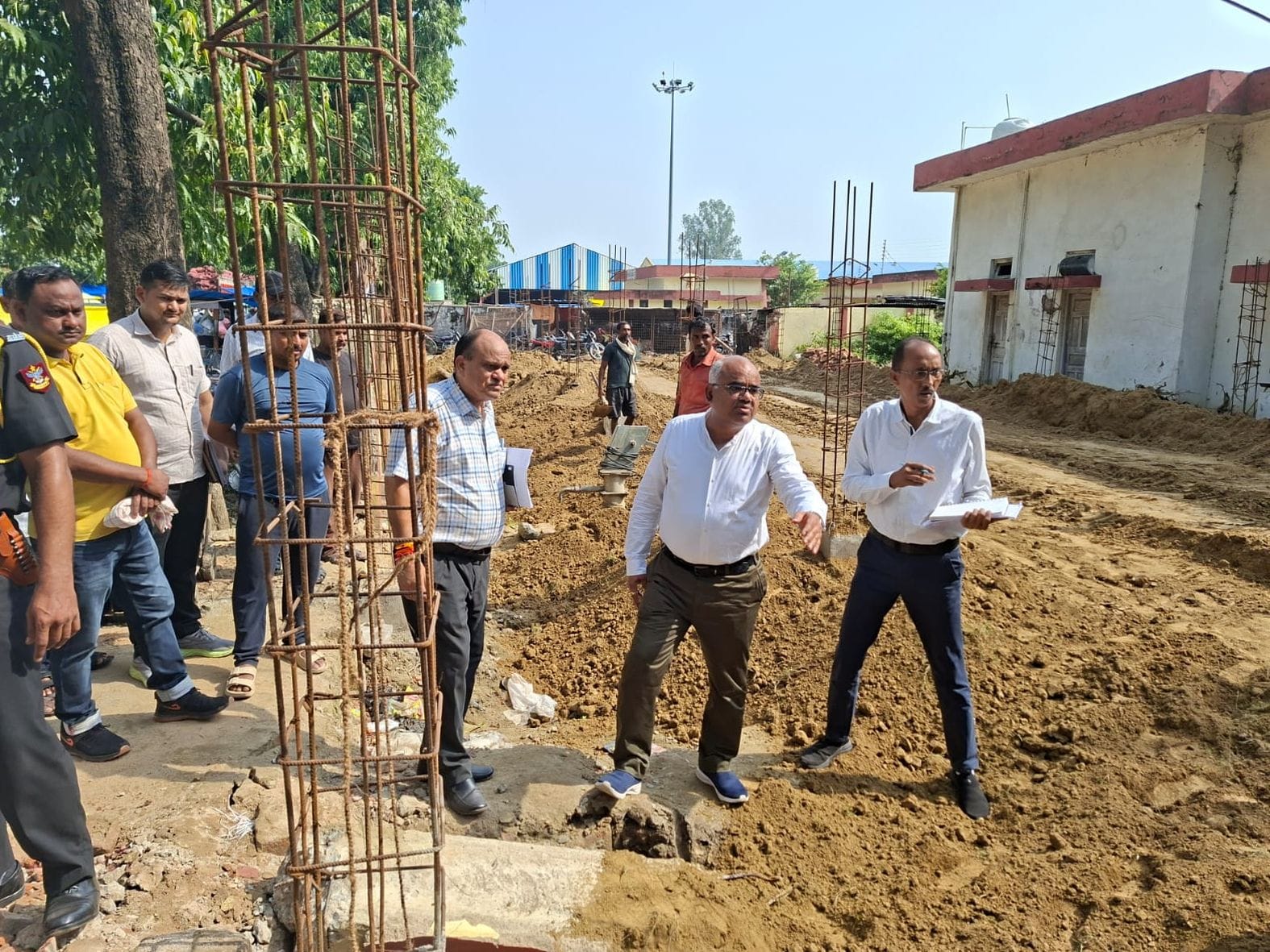  मंडी परिसर में निर्माण कार्यों का निरीक्षण करते मंडी निदेशक। स्रोत-सूचना विभाग