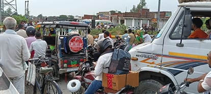 मुहम्मदाबाद गोहना में रेल मार्ग पर रेलवे फाटक बंद होने से जाम में फंसी एम्बुलेंस।संवाद