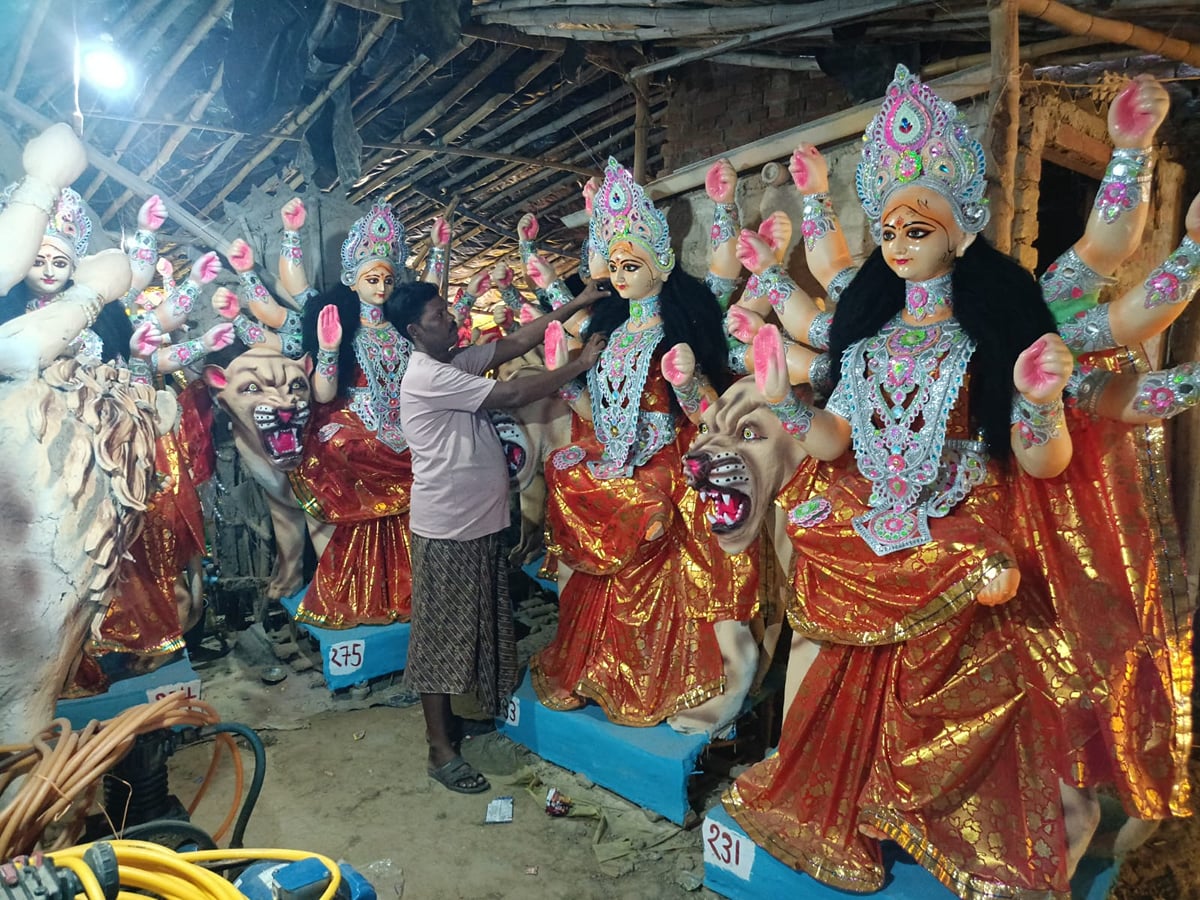 Prayagraj News: दुर्गा प्रतिमाओं को आकार देने में जुटे मूर्तिकार