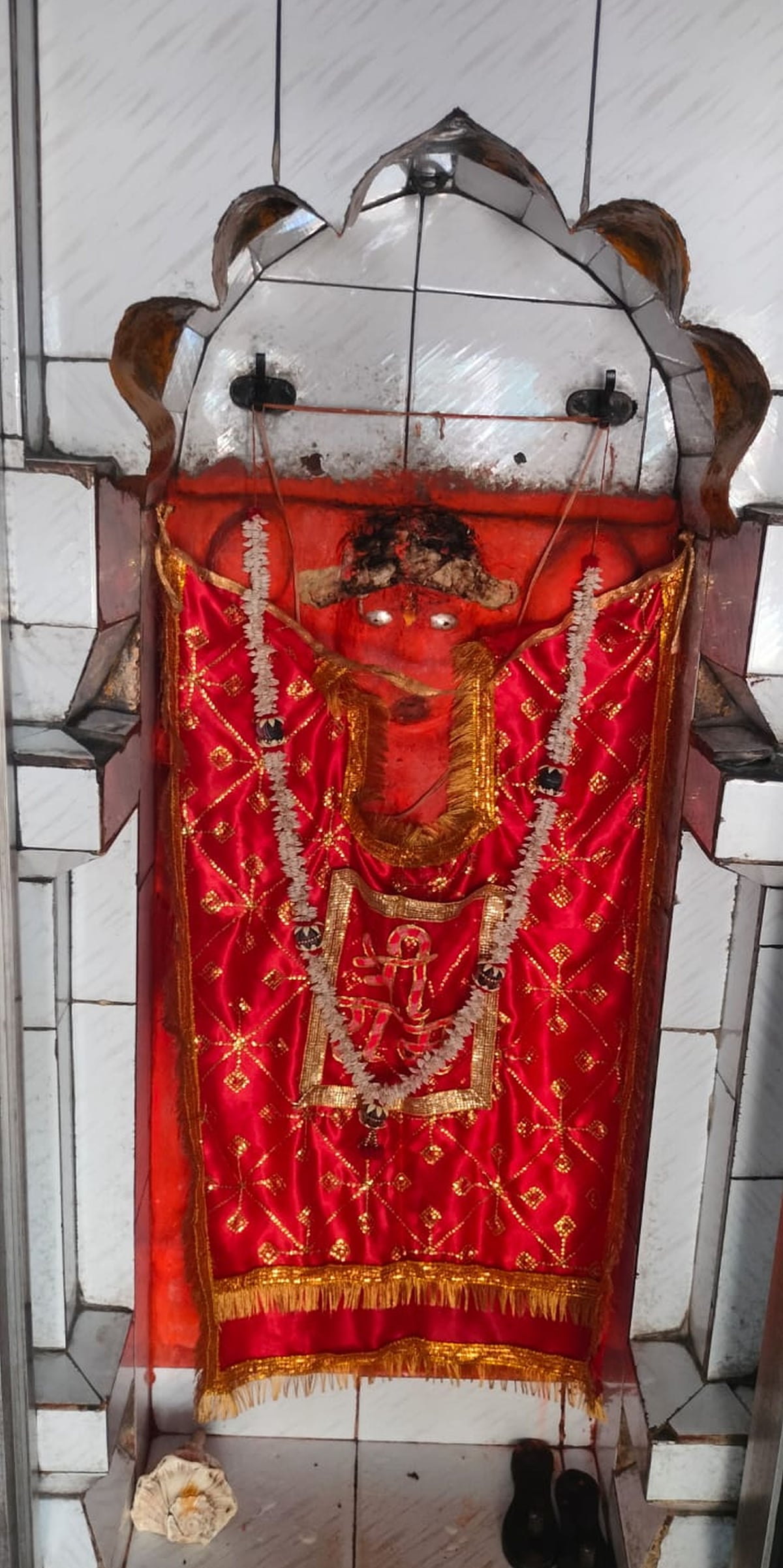 Raebareli News: हनुमान मंदिर से चांदी का मुकुट चोरी