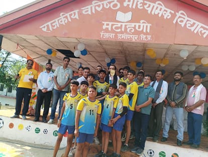 मटाहणी स्कूल में अंडर 17 छात्र जिला स्तरीय माइनर खेलकूद प्रतियोगिता के समापन पर विजेता टीम को स