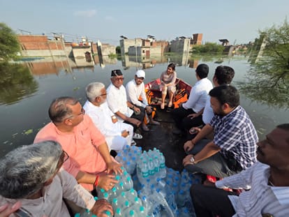 Lucknow: The Gomti River floods in a furious form, bringing life to a standstill in many areas; people are fig