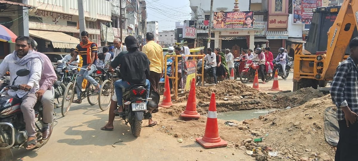 Ambedkar Nagar News: पाइपलाइन की नहीं हो सकी मरम्मत, जाम से लोग परेशान