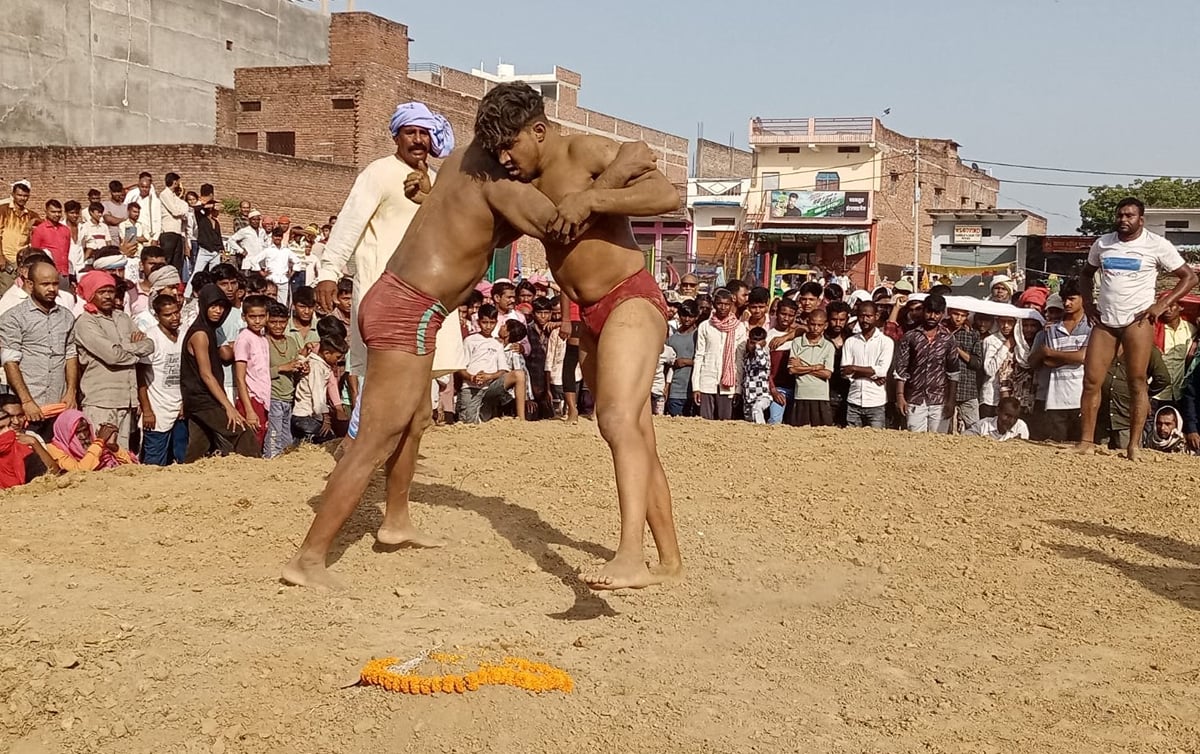 Bhadohi News: एक लाख की कुश्ती बराबरी पर छूटी