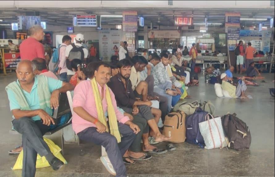 Chandauli News: सात घंटे देरी से आई ट्रेनें, यात्री परेशान