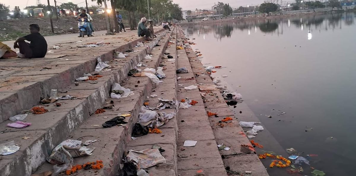 Chandauli News: पूजा खत्म, जिम्मेदारी खत्म...आठ से ज्यादा तालाबों-पोखरों पर कचरे का अंबार