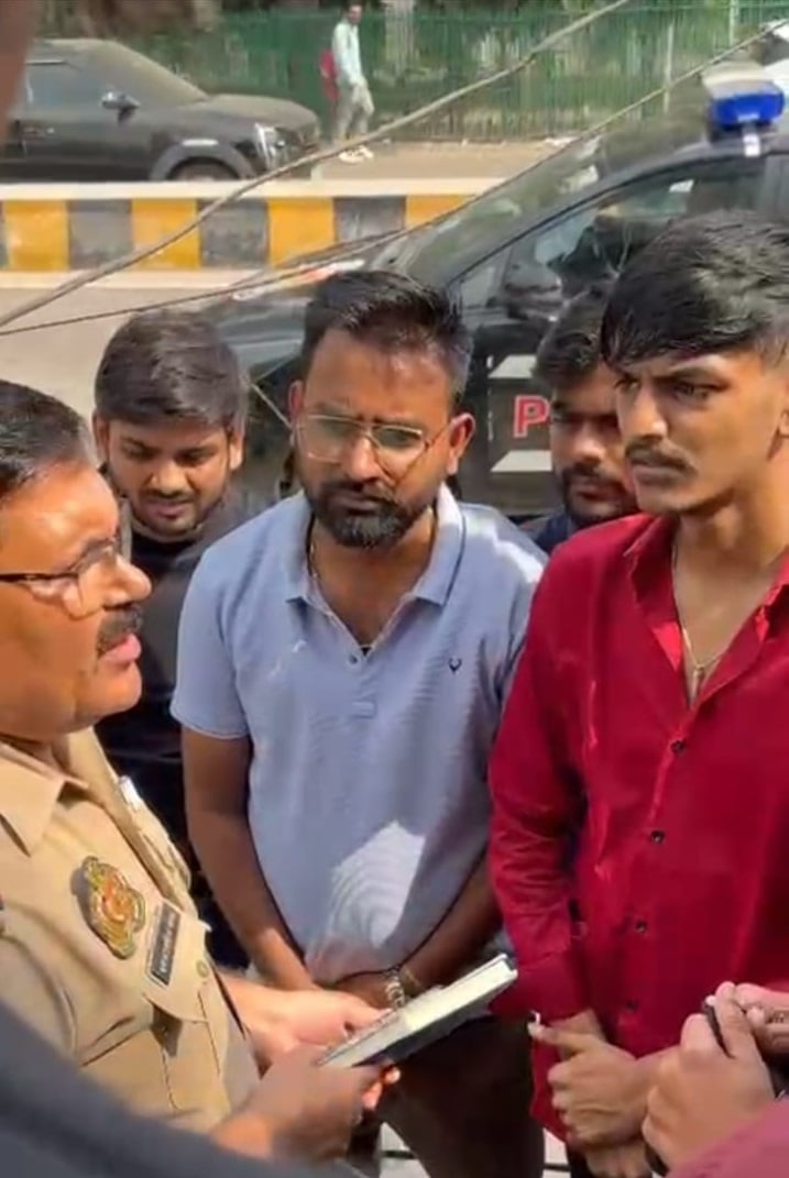 Lucknow News: कोचिंग पर ताला, छात्र-छात्राओं ने वापस मांगी फीस
