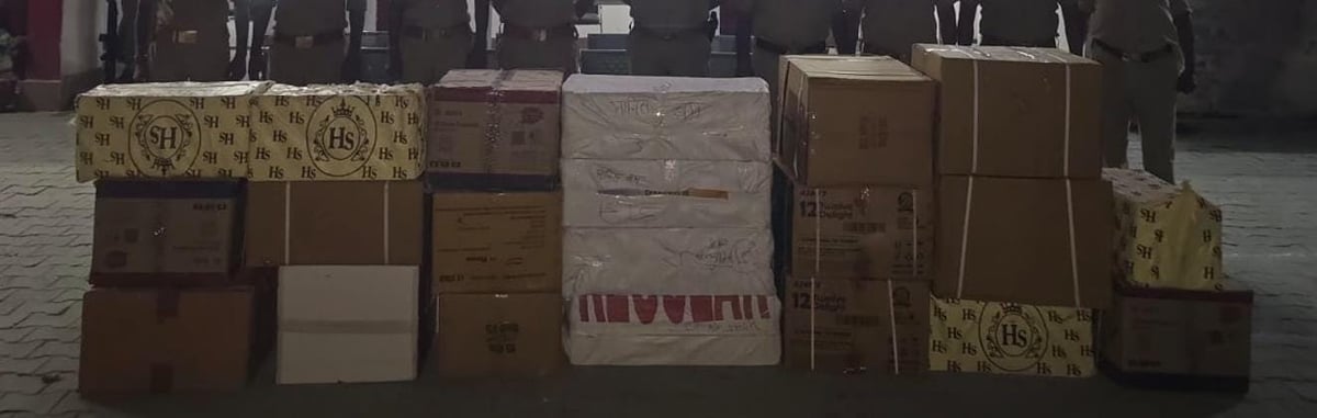 Etah News: पुलिस के पहुंचते ही भागा पटाखा कारोबारी, 21 कार्टून बरामद