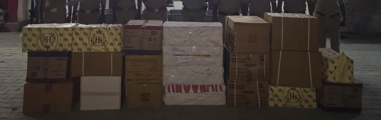 पुलिस टीम द्वारा बरामद किए गए पटाखे। स्रोत पुलिस विभाग