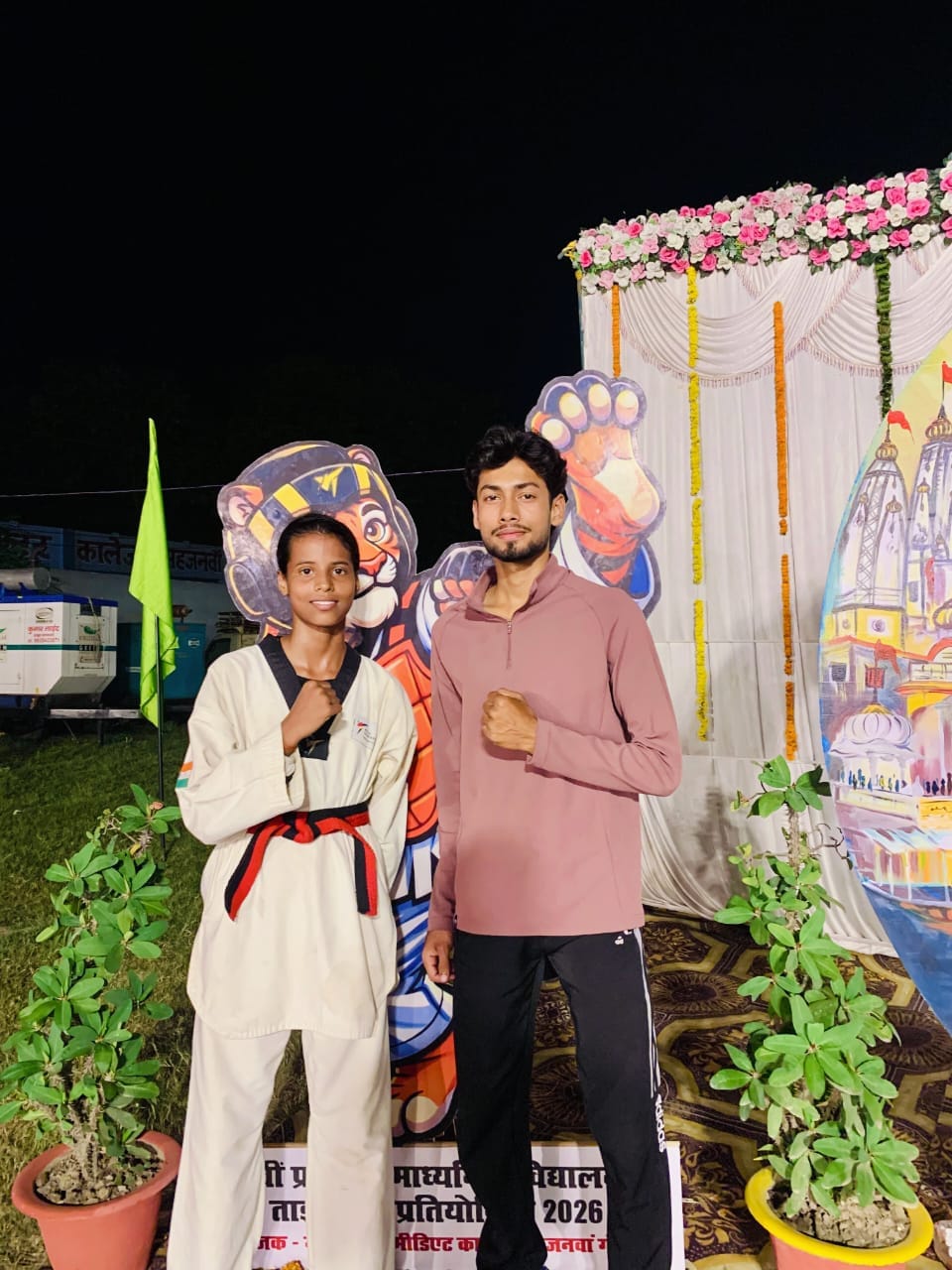 प्रशिक्षक के साथ खिलाड़ी नीलू।
