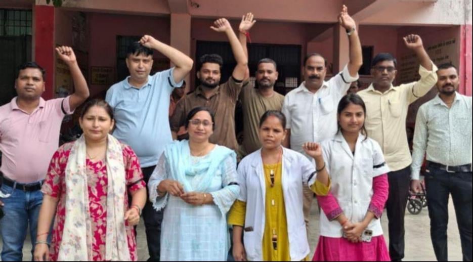 Gonda News: एनएचएम कर्मियों ने काली पट्टी बांधकर किया प्रदर्शन