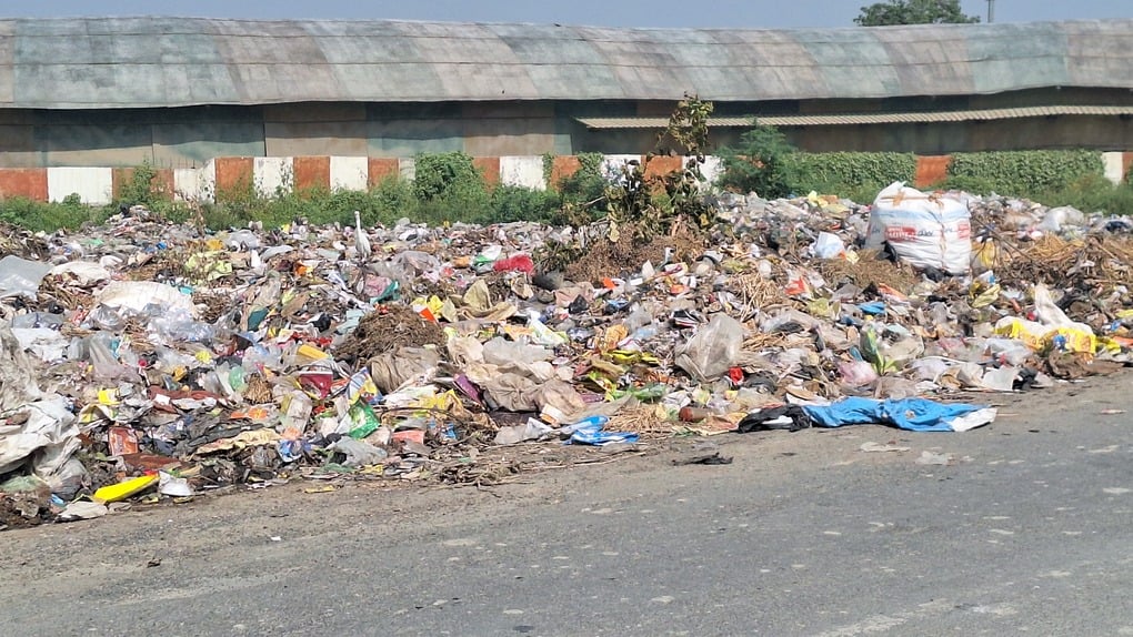 Hathras News: पुरदिलनगर रोड पर फिर फिंकवाया कूड़ा, लोग परेशान