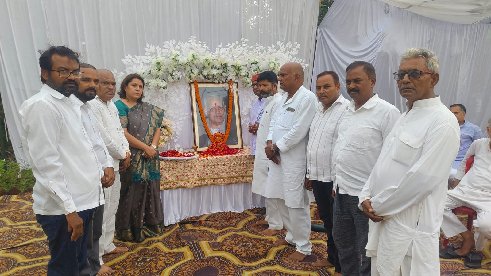 पूर्व सांसद हर्षवर्धन को श्रद्धांजलि देतीं सुप्रिया श्रीनेत व अन्य। 