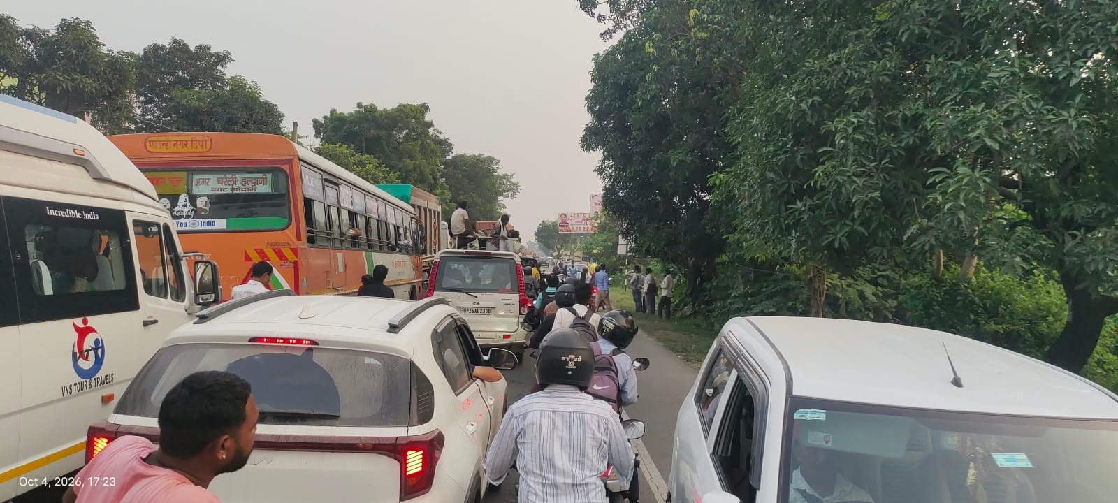 पंतनगर परिसर और गोलगेट में लगे जाम में फंसे वाहन