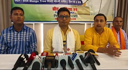 पत्रकारों से बात करते भाजपा उम्मीदवार आदित्य झा