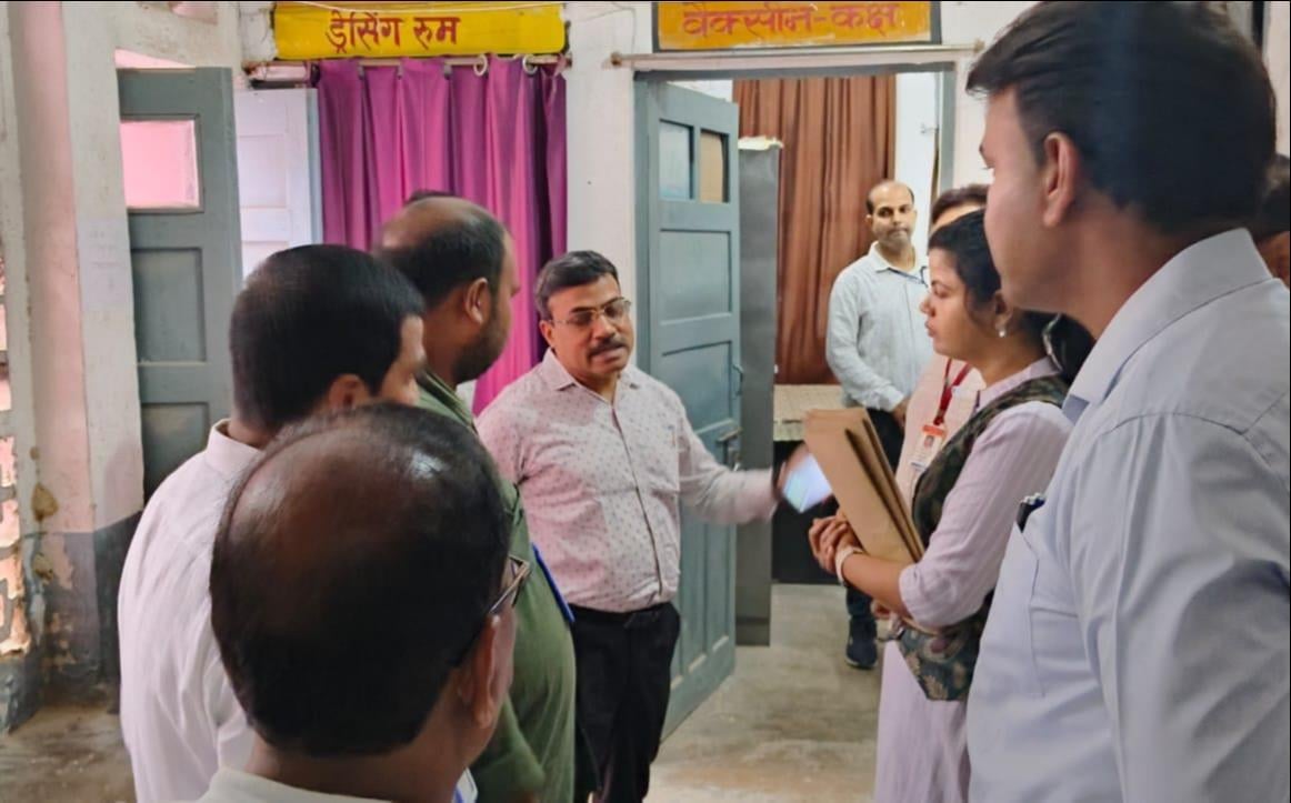 Ballia News: पीएचसी की बदहाल सुविधाओं पर भड़के विशेष सचिव, बीडीओ को सुधार के निर्देश