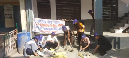 राजकीय वरिष्ठ माध्यमिक पाठशाला जौड़े अंब में सफाई करते स्वयंसेवी। स्रोत : संस्थान