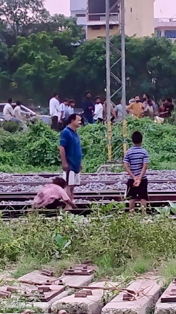 Maharajganj News: नौतनवा रेलवे स्टेशन पर किशोरी का हाईवोल्टेज ड्रामा, इंजन के आगे लेटी