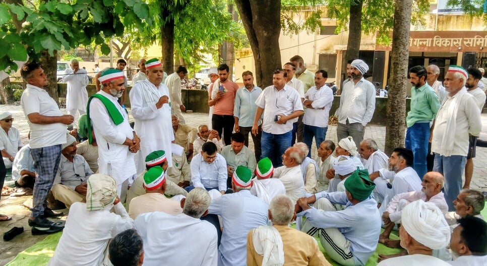 Meerut News: गन्ना ब्याज भुगतान की मांग के लिए मवाना समिति पर किसानों का धरना