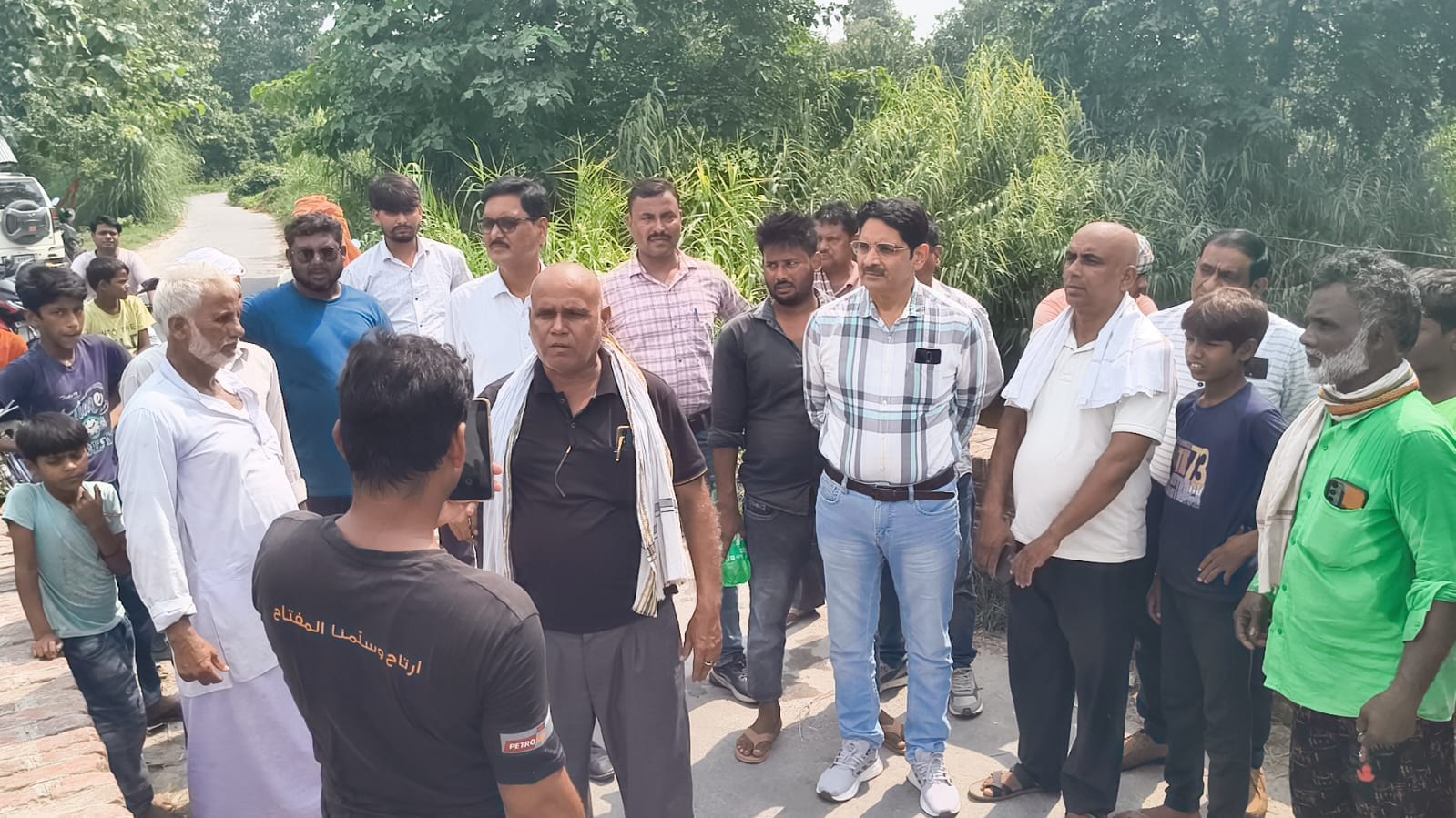 रविवार को कौआसार ड्रेन में बांध हटवाने के लिए एकजुट ग्रामीण । 